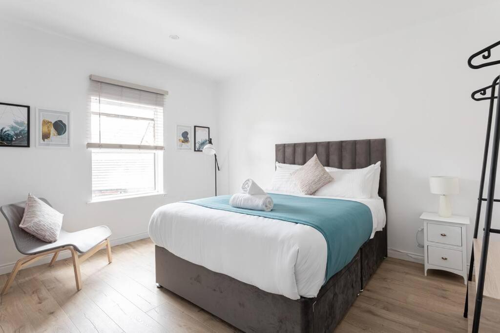 Floor, Centre, Parking Apartment *